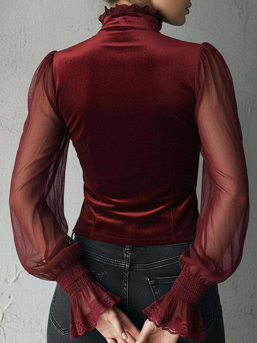 Blusa gótica em veludo preto com espartilho, renda e mangas transparentes