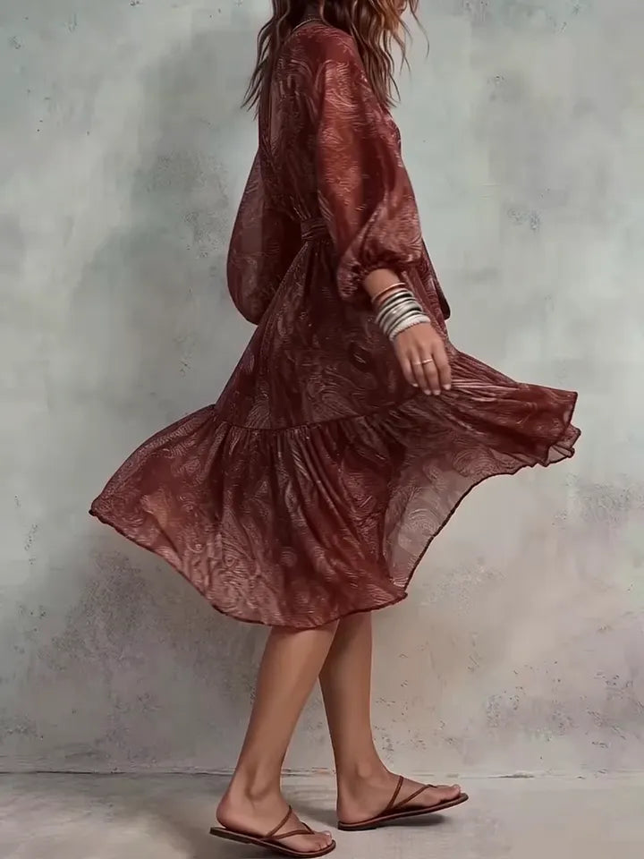 Vestido estampado com decote em V, mangas abalonadas, folhos e atilhos na cintura