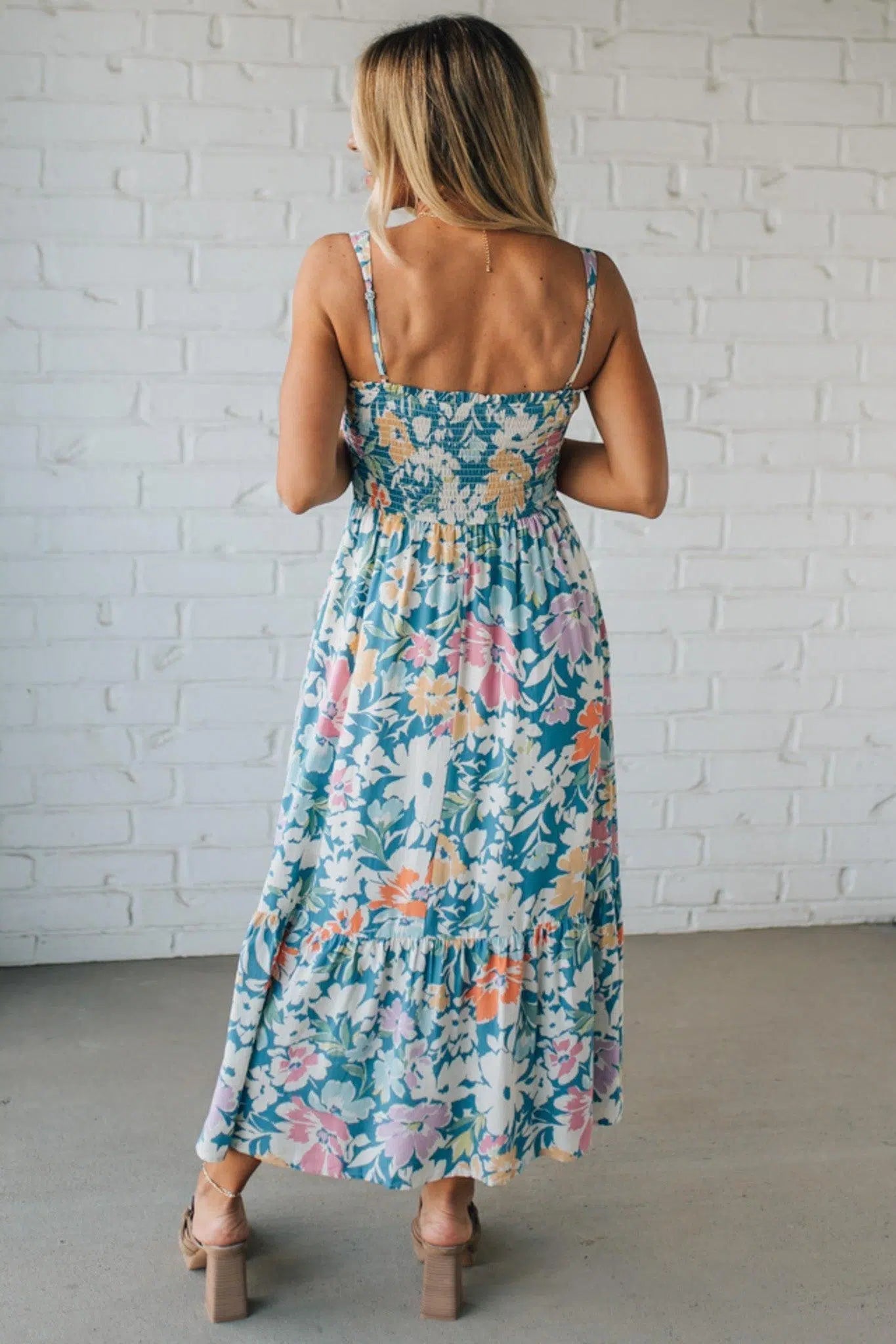 Vestido midi com alças e estampado floral