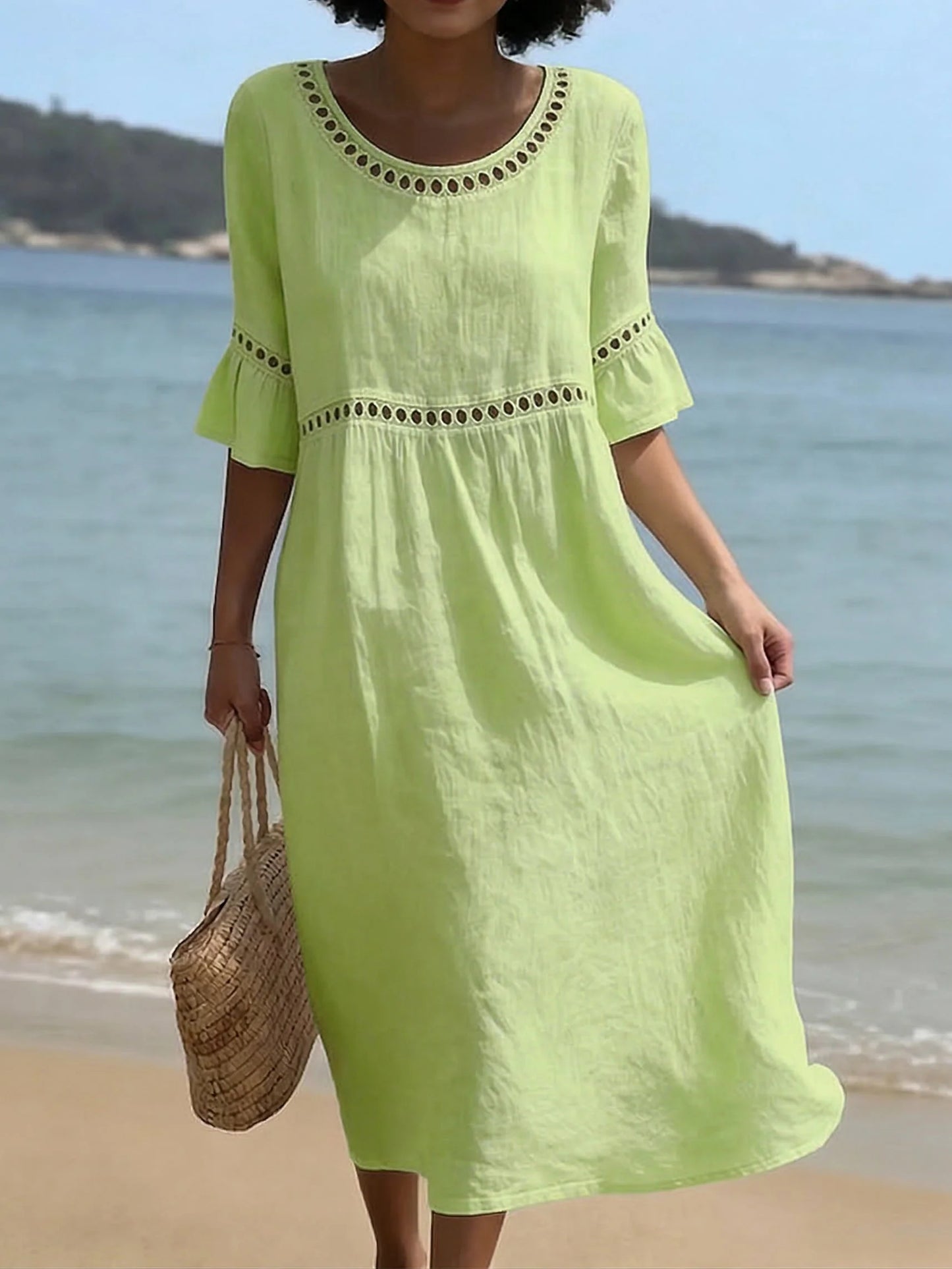 Vestido de menina confecionado em algodão e linho, confortável, com renda e corte largo.