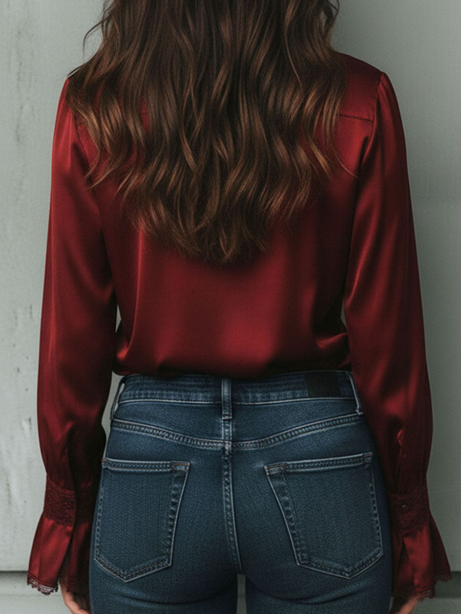 Uma elegante blusa de cetim cor de vinho com mangas largas e detalhes em renda 2025