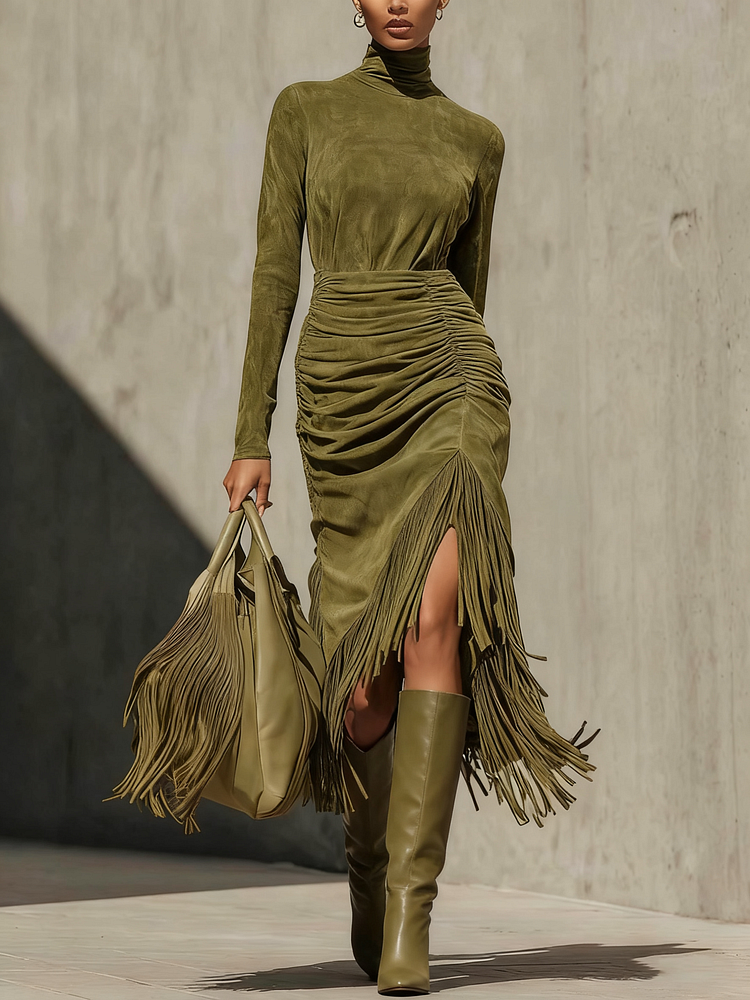 Vestido midi de gola alta com pregas e franjas em camurça sintética verde azeitona 2025