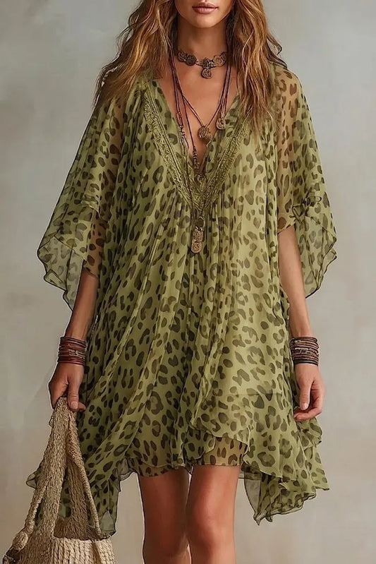 Vestido de Chiffon Soltinho e Fluido, com Decote em V e Estampado Leopardo