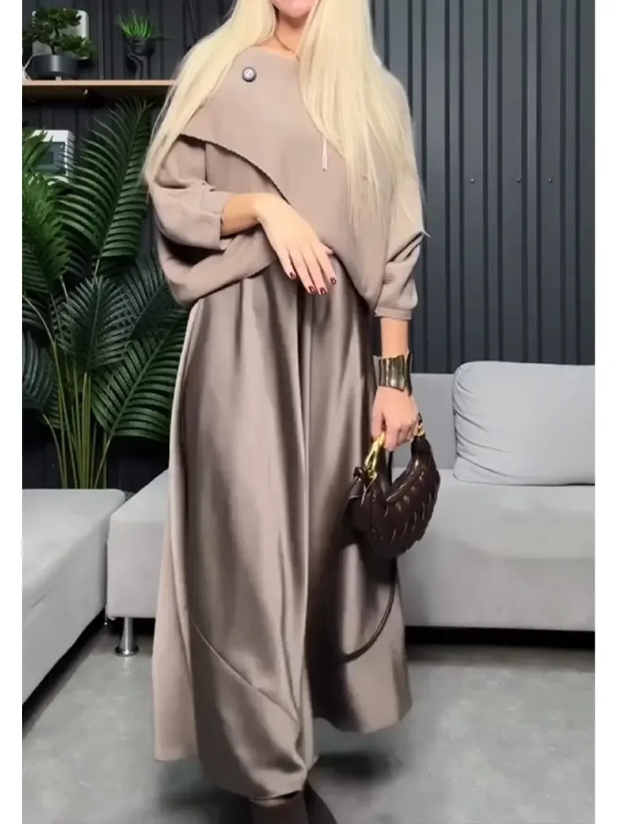 Conjunto de duas peças para menina composto por uma camisola de malha e um vestido de cetim.