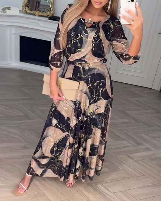 Vestido elegante em chiffon com estampado e mangas a três quartos