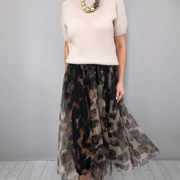 Conjunto de duas peças para menina composto por uma camisola e uma saia fluida com padrão leopardo.