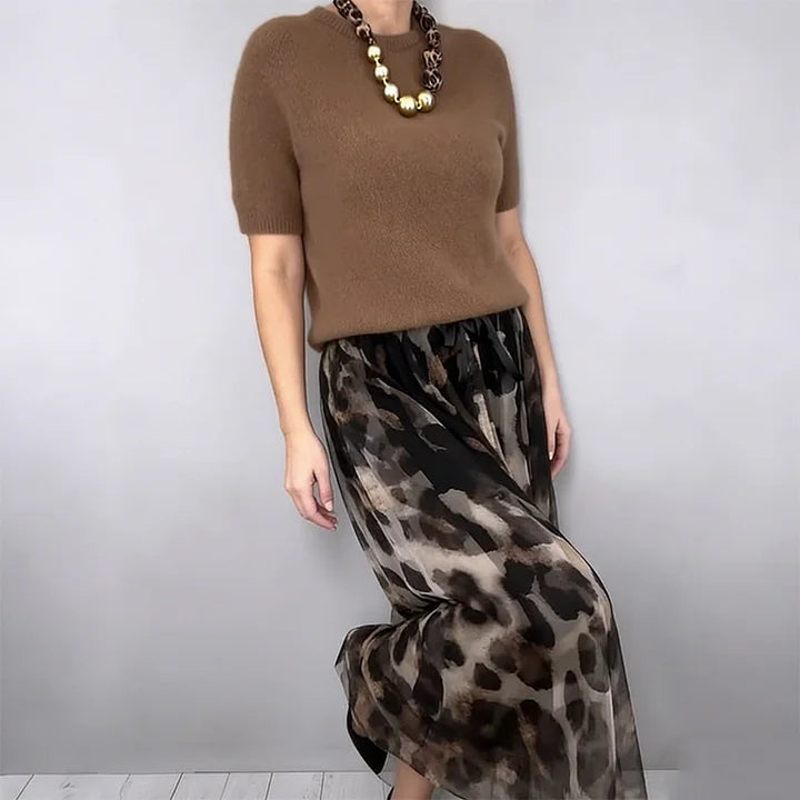 Conjunto de duas peças para menina composto por uma camisola e uma saia fluida com padrão leopardo.