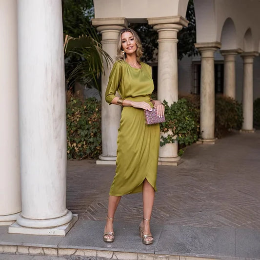 Vestido midi em cetim com decote redondo e manga curta, cor sólida