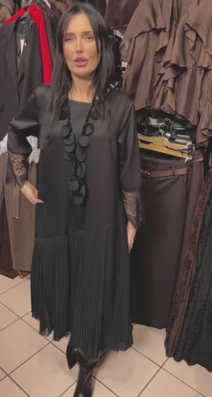 Vestido comprido com saia plissada e decote redondo