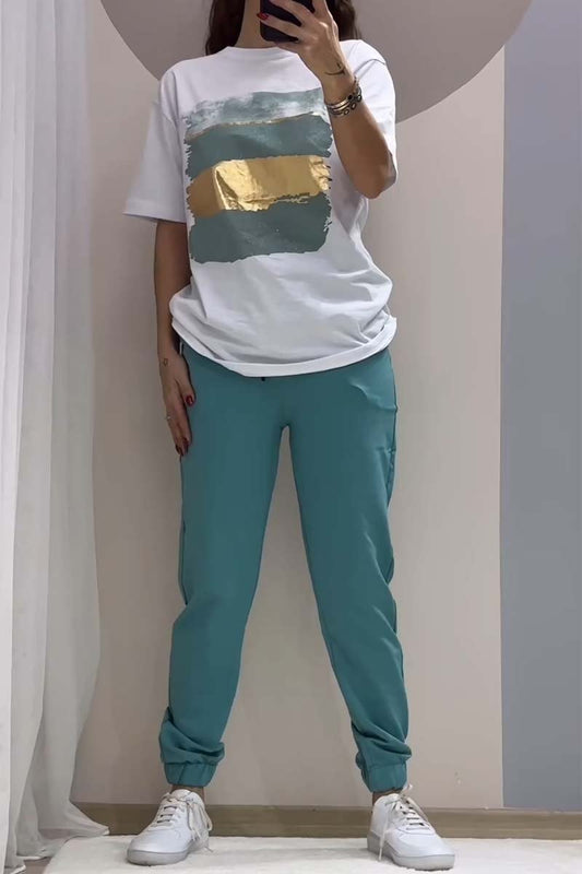 Fato casual em folha de ouro, composto por blusa e calças