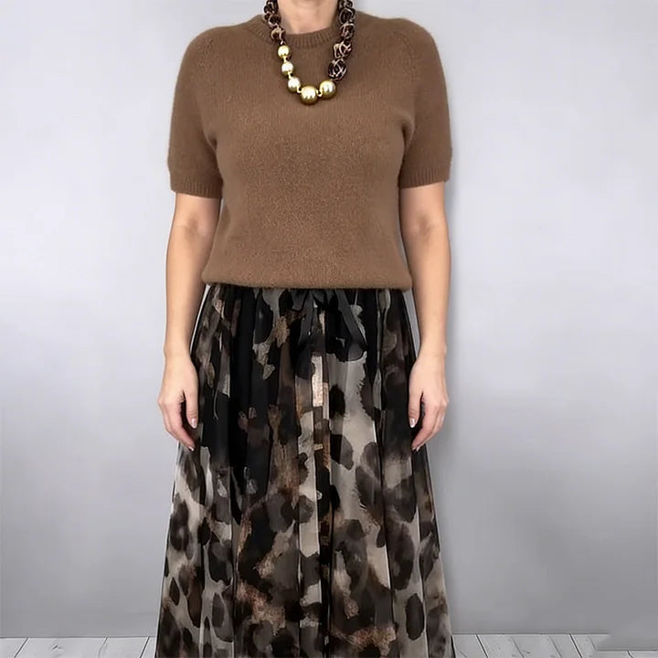 Conjunto de duas peças para menina composto por uma camisola e uma saia fluida com padrão leopardo.