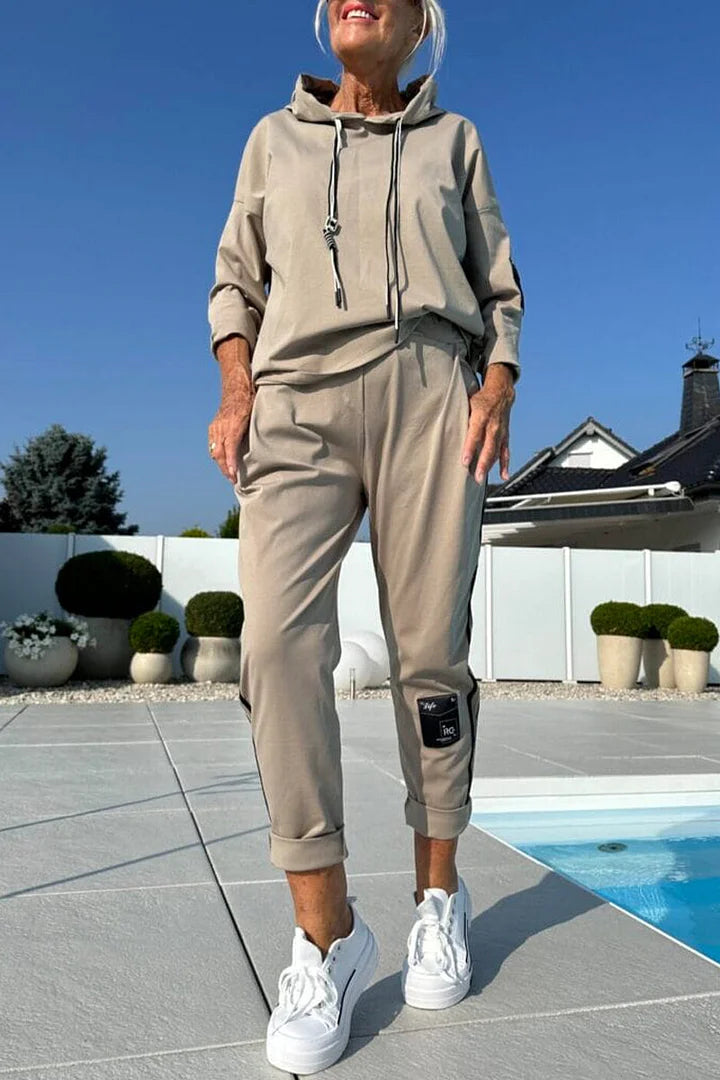 Blusa de mulher com capuz e calças listradas, fato casual