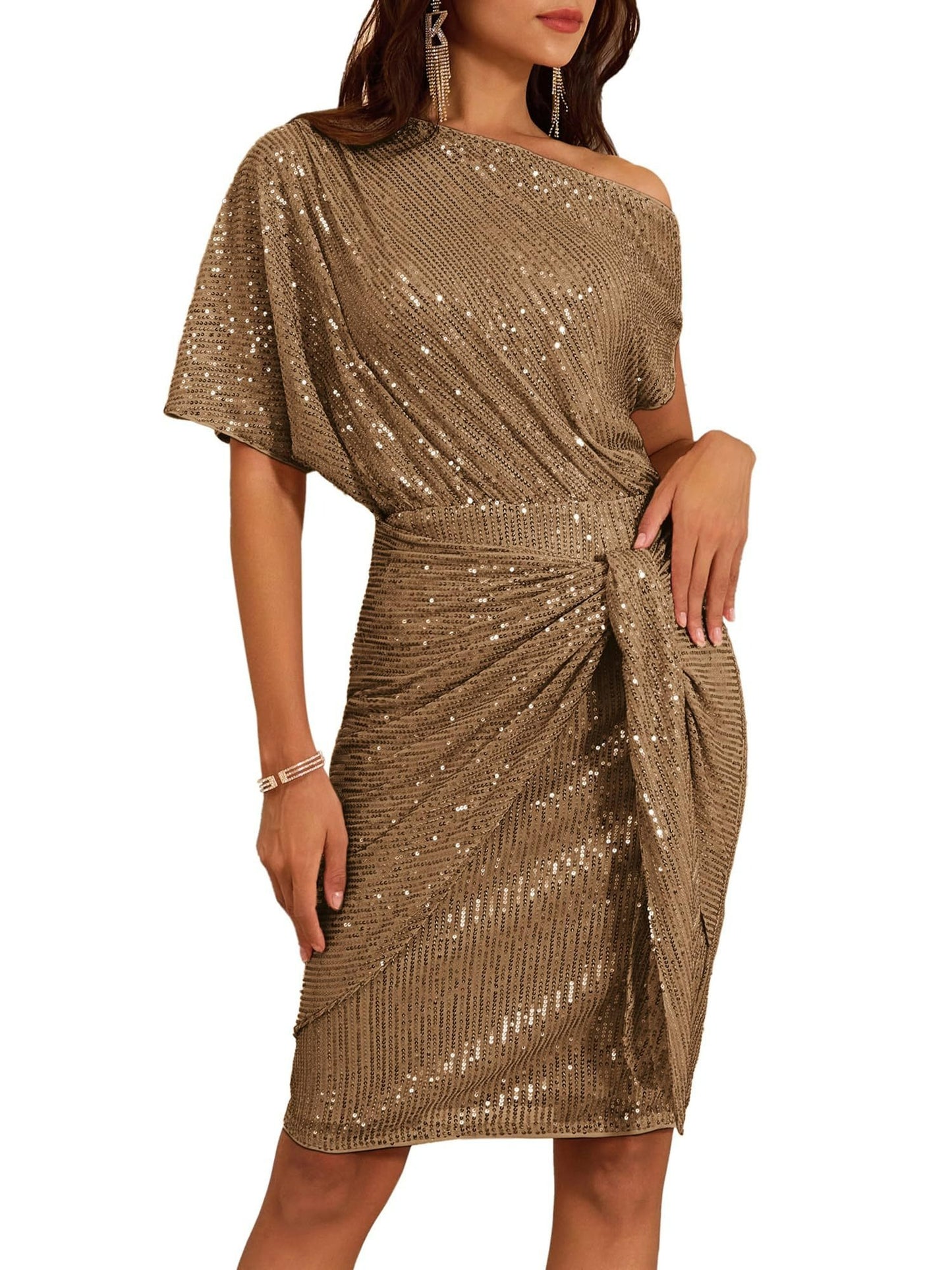 Promoção imperdível - Vestido justo de um ombro só para mulher