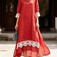 Vestido de renda patchwork em cor sólida emana elegância