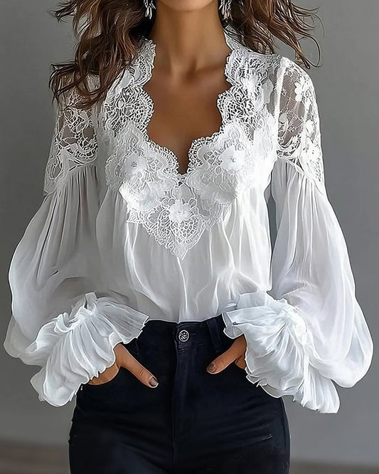 Blusa com decote em V e aplicações em renda