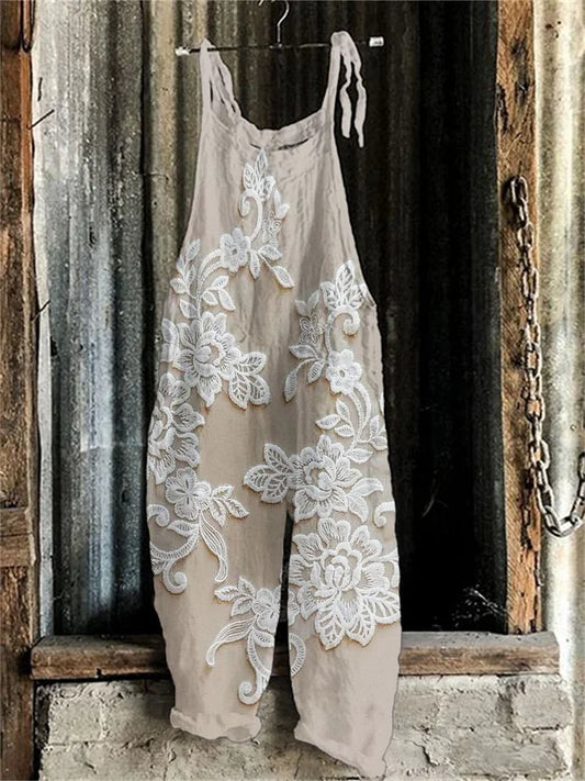 Macacão vintage bordado em renda floral e mistura de linho