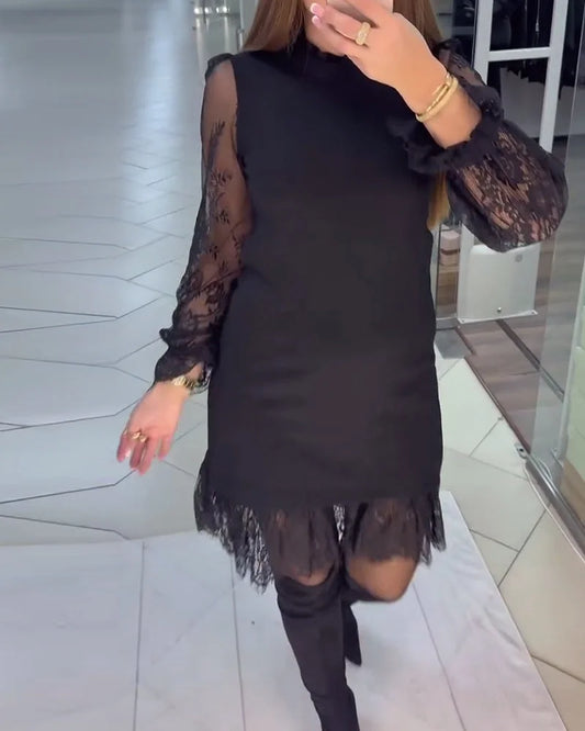 Vestido patchwork com detalhes em renda