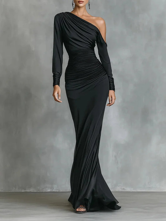 Vestido preto elegante e comprido de cetim com um ombro só
