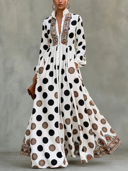 Vestido clássico com estampado de bolinhas e contraste de cores.