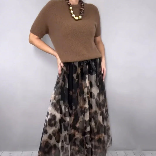 Conjunto de duas peças para menina composto por uma camisola e uma saia fluida com padrão leopardo.