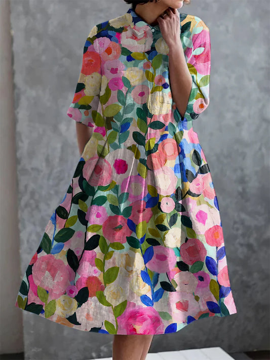 Vestido vintage colorido com estampado floral, bolso e manga curta