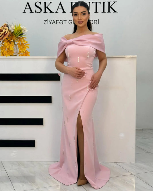 Vestido de noite com racha e top de corte tubinho, elegante e simples