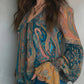 Blusa de mulher estilo boho com mangas flare e decote em V.