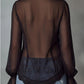 Blusa retro romântica com detalhes em renda preta e folhos em chiffon transparente.