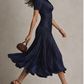 Vestido midi plissado em cetim retro listrado, modelagem justa